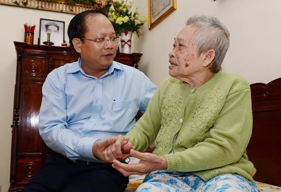 Deputy Secretary Tat Thanh Cang kindly asks Heroic mother Sang's health (Photo: SGGP) Deputy Secretary Tat Thanh Cang kindly asks Heroic mother Sang's health (Photo: SGGP)